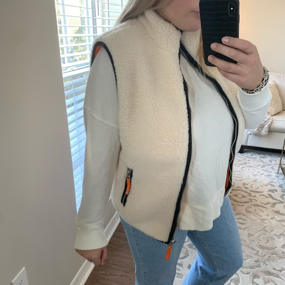 Forever 21 Men’s Sherpa reversible Vest - Picture 2 of 10